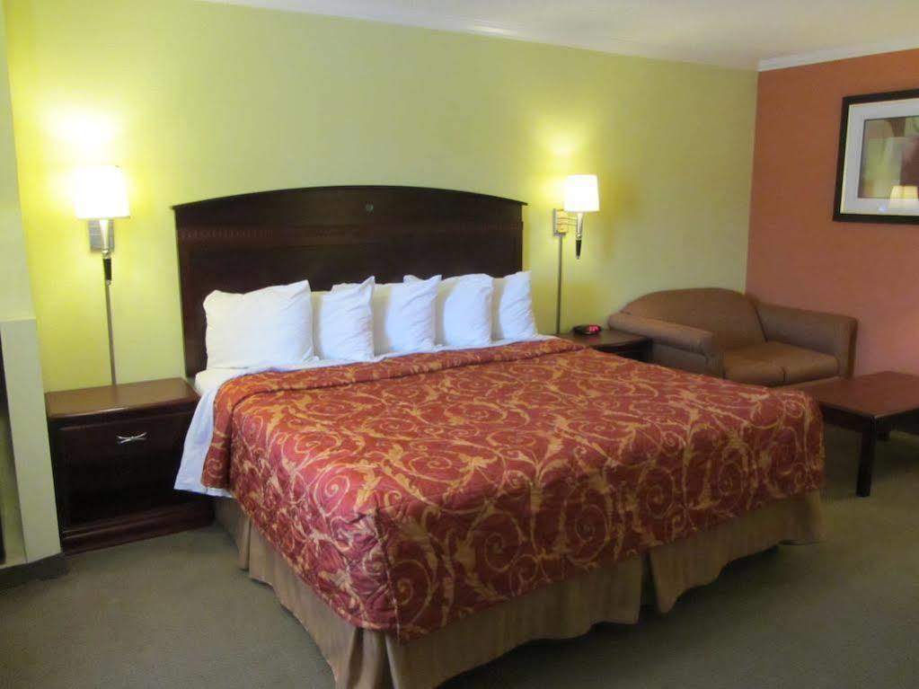Days Inn By Wyndham Plainview Ngoại thất bức ảnh