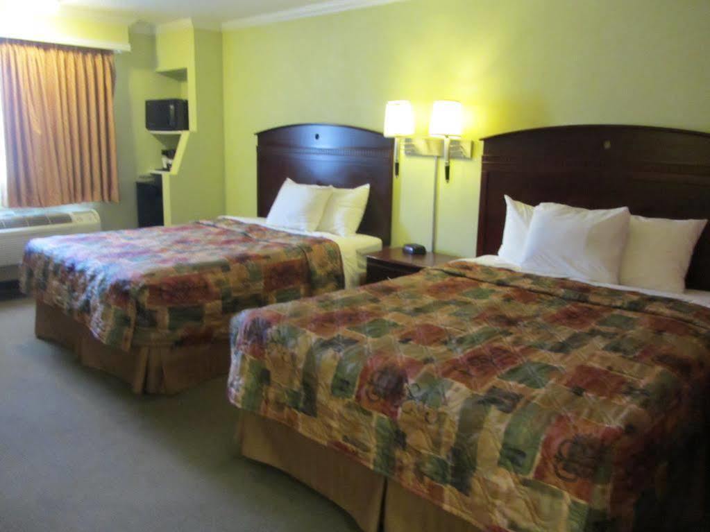 Days Inn By Wyndham Plainview Ngoại thất bức ảnh