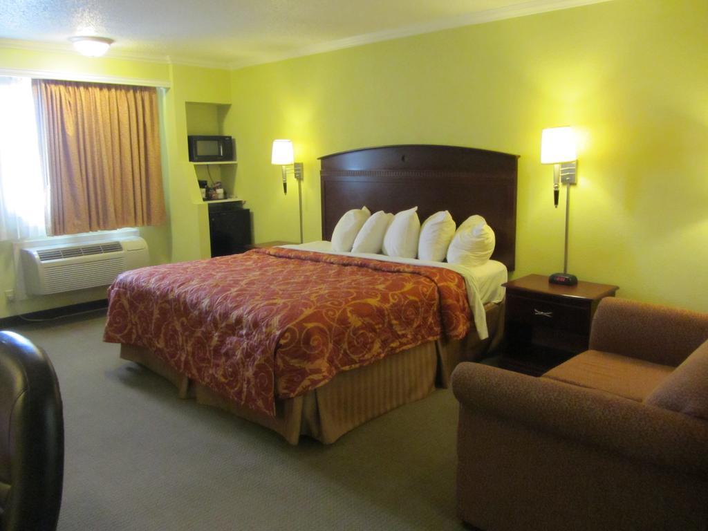Days Inn By Wyndham Plainview Ngoại thất bức ảnh